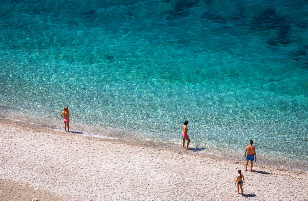 Playa de La Herradura con viento de Levante, zona de windsurf