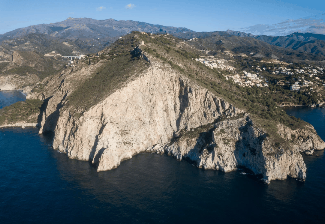 Cerro Gordo desde el aire — zona de buceo en La Herradura, Costa Tropical de Granada
